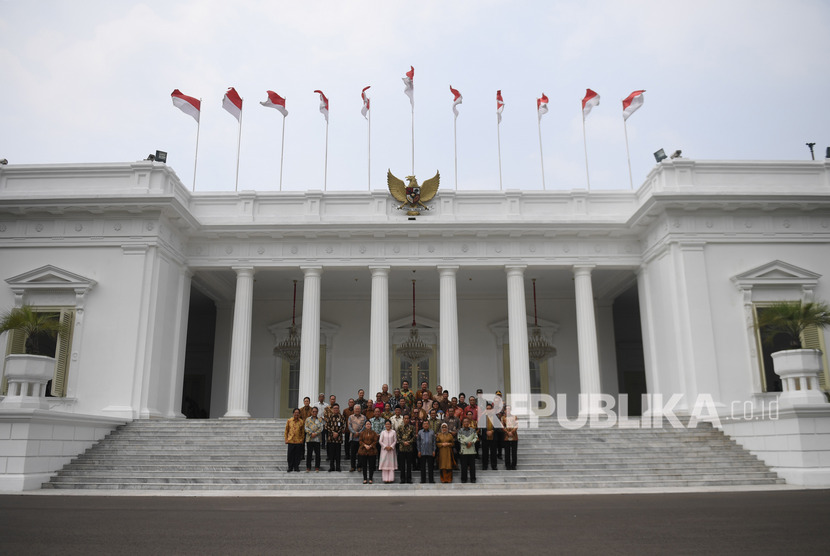 Presiden Joko Widodo (ketiga kiri) didampingi Ibu Negara Iriana Joko Widodo (kedua kiri) bersama Wakil Presiden Jusuf Kalla (ketiga kanan) dan Ibu Wakil Presiden Mufidah Jusuf Kalla (kedua kanan) berfoto bersama sejumlah menteri sebelum acara silaturahmi kabinet kerja di Istana Merdeka, Jakarta, Jumat (18/10/19).