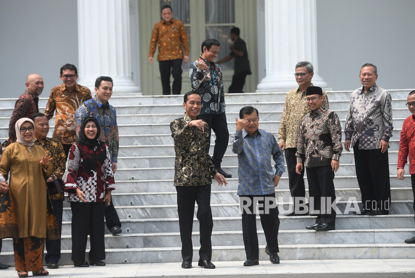 Presiden Joko Widodo (kiri) bersama Wakil Presiden Jusuf Kalla (kanan) bersiap untuk berfoto bersama sebelum acara silaturahmi kabinet kerja di Istana Merdeka, Jakarta, Jumat (18/10/19). 