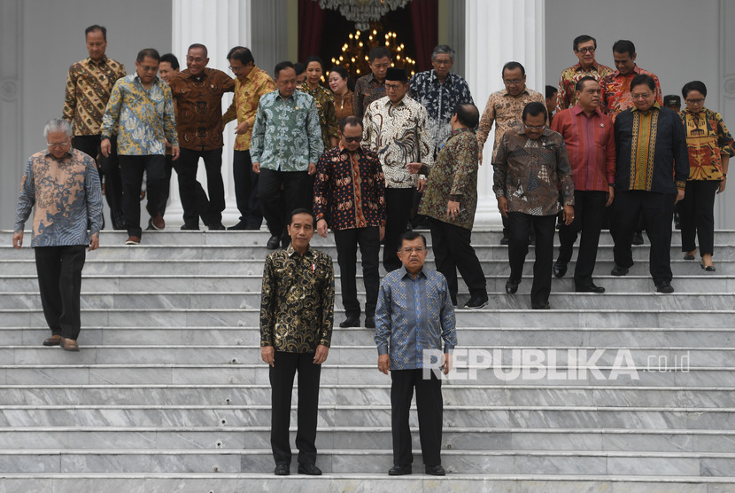 Presiden Joko Widodo (kiri) bersama Wakil Presiden Jusuf Kalla (kanan) bersiap untuk berfoto bersama sebelum acara silaturahmi kabinet kerja di Istana Merdeka, Jakarta, Jumat (18/10/19).
