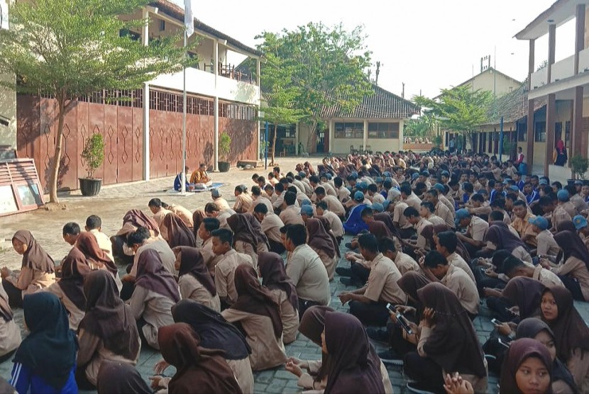 Siswa/ siswi SMKN 1 Sayung, Kecamatan Sayung, Kabupaten Demak, Jawa Tengah menggelar istigotsah dan doa bersama bagi kelancaran acara pelantikan Presiden dan Wakil Presiden trrpilih periode 2019- 2024, yang akan dilaksanakan 20 Oktober 2019 lusa.