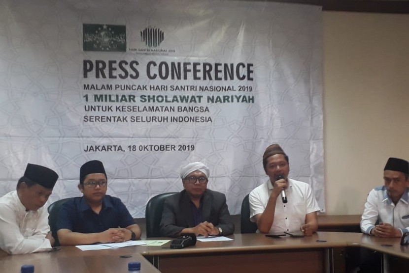Ketua Panitia Malam Puncak HSN 2019, KH. Misbahul Munir (kopyah serban putih) saat konferensi pers di Gedung PBNU, Jakarta Pusat, Jumat (18/10). 