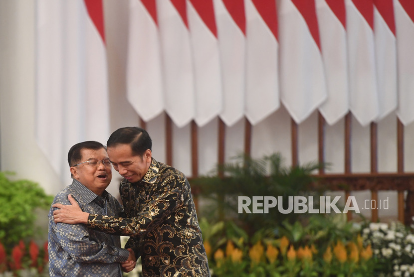 Presiden Joko Widodo (kanan) berpelukan dengan Wakil Presiden Jusuf Kalla (kiri) dalam acara silaturahmi kabinet kerja di Istana Negara, Jakarta, Jumat (18/10/2019). 