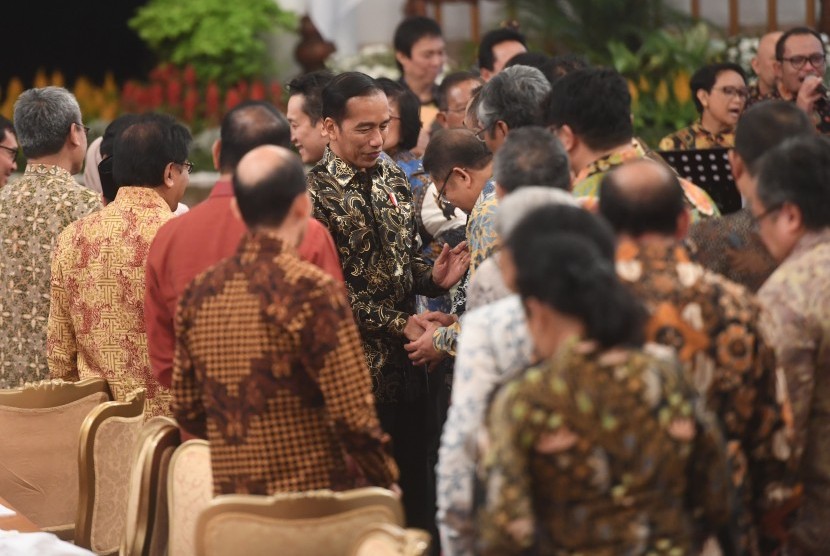Presiden Joko Widodo (tengah) berjabat tangan dengan sejumlah menteri dalam acara silaturahmi kabinet kerja di Istana Negara, Jakarta, Jumat (18/10/2019). 