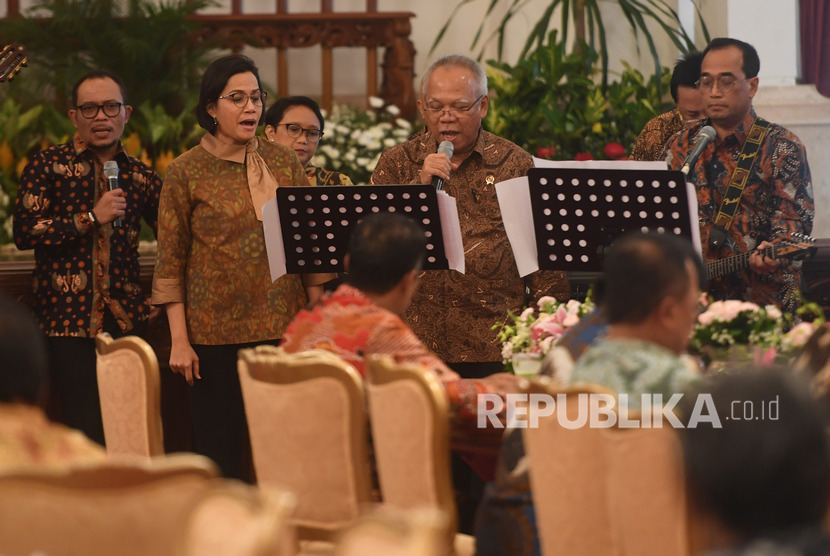 Dari kiri, Menaker Hanif Dhakiri, Menkeu Sri Mulyani, Menlu Retno Marsudi, Menteri PUPR Basuki Hadi Muljono dan Menhub Budi Karya Sumadi bernyanyi dalam acara silaturahmi kabinet kerja di Istana Negara, Jakarta, Jumat (18/10/2019). 