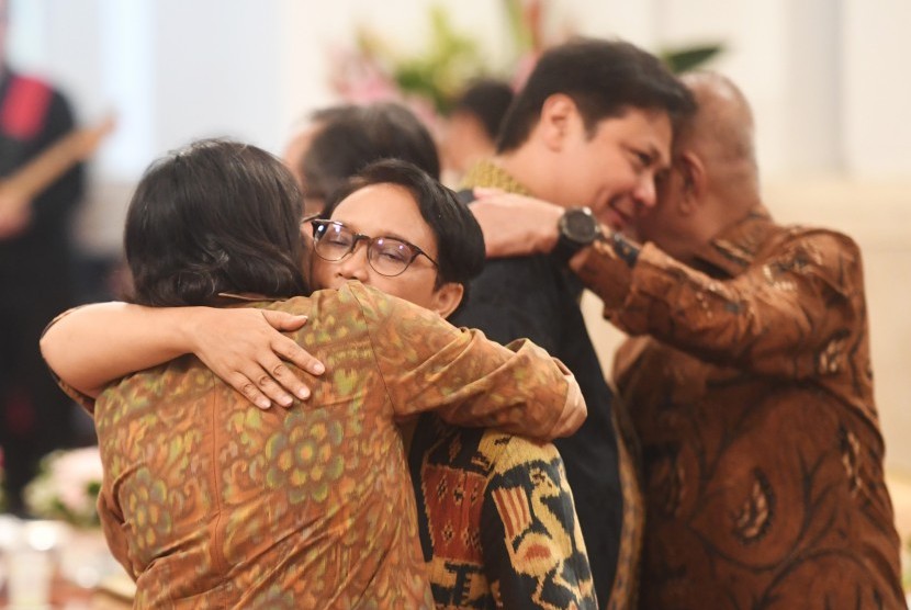 Menteri Luar Negeri Retno Marsudi (kanan) berpelukan dengan Menteri Keuangan Sri Mulyani (kiri) dalam acara silaturahmi kabinet kerja di Istana Negara, Jakarta, Jumat (18/10/19).