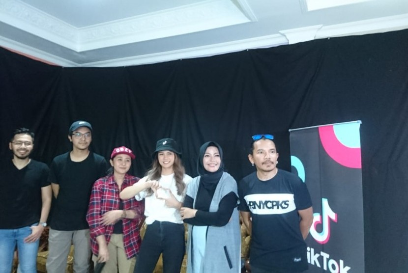 Pengumuman pemenang kompetisi #TheNextStar Tiktok yang diselenggarakan Tiktok dan Warner Music Indonesia. Pemenang berkesempatan merasakan pengalaman rekaman bersama band Kotak.
