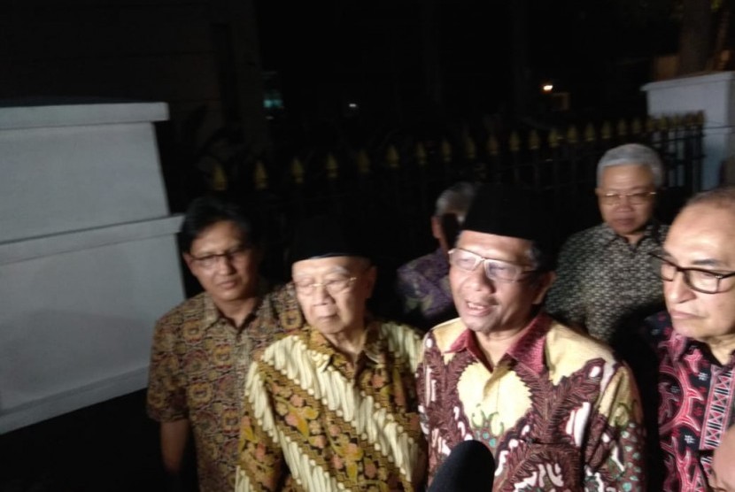 Sejumlah tokoh yang tergabung dalam Gerakan Suluh Kebangsaan menemui Wakil Presiden Jusuf Kalla, dua hari jelang purna tugas sebagai wakil presiden di Rumah Dinas Wakil Presiden, Jalan Diponegoro, Menteng, Jakarta, Jumat (18/10).