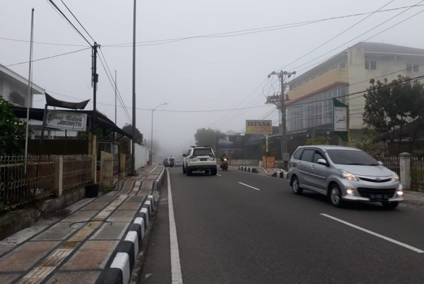 Kabut asap cukup tebal di Kota Padang Panjang, Sumatera Barat (ilustrasi).