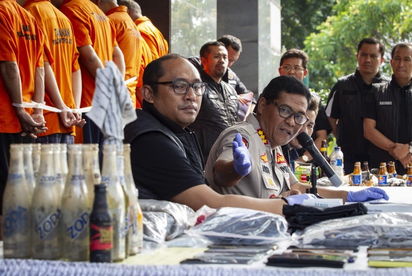 Kabid Humas Polda Metro Jaya Kombes Pol Argo Yuwono (kanan) didampingi Kasubdit Kamneg AKBP Dwi Asih (kiri) menyampaikan keterangan pers saat rilis pengungkapan kasus bom molotov di Polda Metro Jaya, Jakarta, Jumat (18/10/2019).