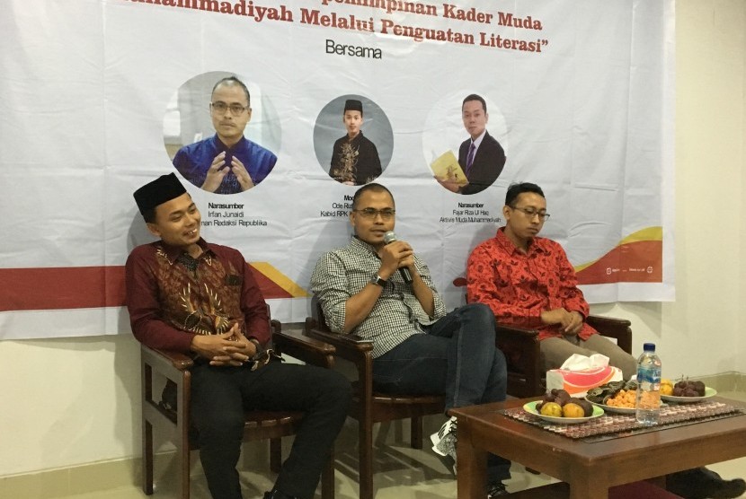 Pimpinan Redaksi (Pemred) Harian Republika Irfan  Junaidi memberikan materi Pelatihan Menulis Opini kepada para kader muda  Muhammadiyah. 