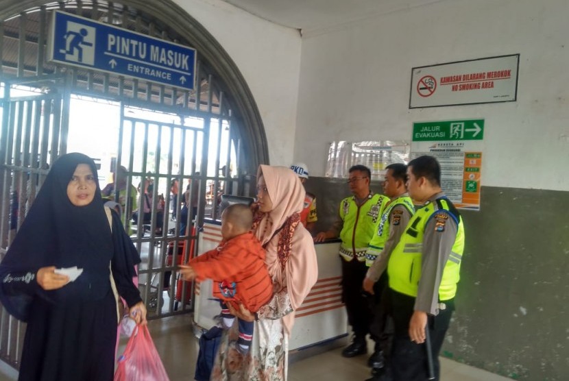 Penumpang di Terminal Mandala Lebak. (ilustrasi). Terminal Mandala Lebak, Banten, menyiapkan sebanyak 100 bus Angkutan Kendaraan Antar Provinsi (AKAP) dan Angkutan Kota Dalam Provinsi (AKDP).
