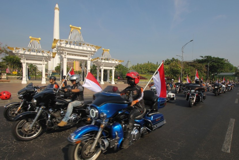 Komunitas 'motor gede' melintas dengan membawa Bendera Merah Putih saat Parade Merah Putih Indonesia Damai di Surabaya, Jawa Timur, Sabtu (19/10/2019).