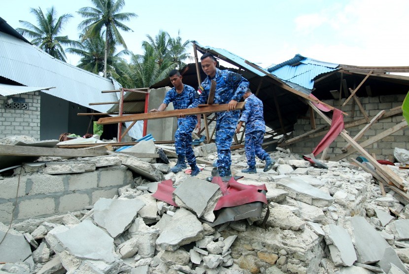 Personel Pangkalan TNI Angkatan Udara (Lanud) Pattimura membantu membersihkan puing-puing rumah warga yang rusak akibat diguncang gempa bumi di Desa Liang, Kecamatan Salahutu, Pulau Ambon, Kabupaten Maluku Tengah, Maluku. 
