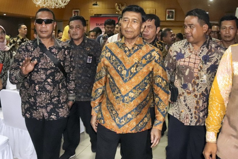 Menko Polhukam Wiranto (tengah) menghadiri acara silaturahmi dengan keluarga besar Kemenko Polhukam di Jakarta, Sabtu (19/10/2019). 
