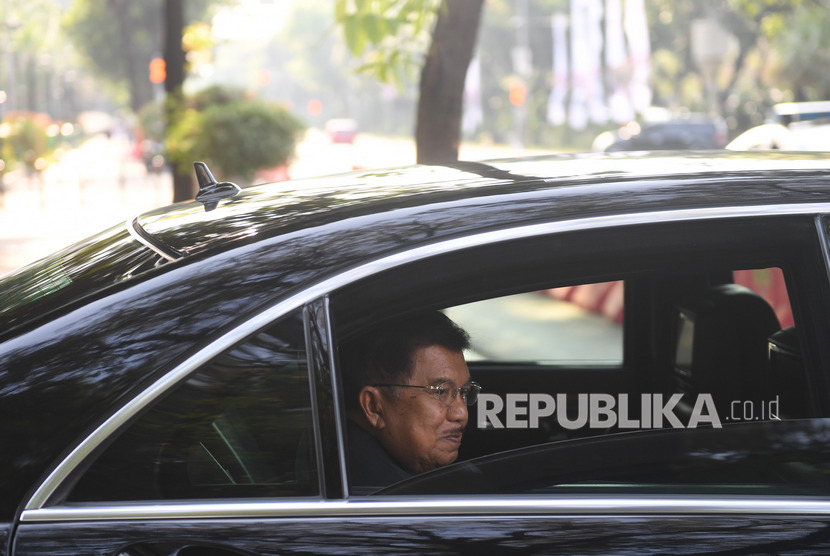 Wakil Presiden Jusuf Kalla meninggalkan Istana Wakil Presiden pada hari terakhirnya bertugas di Jakarta, Sabtu (19/10/2019). 