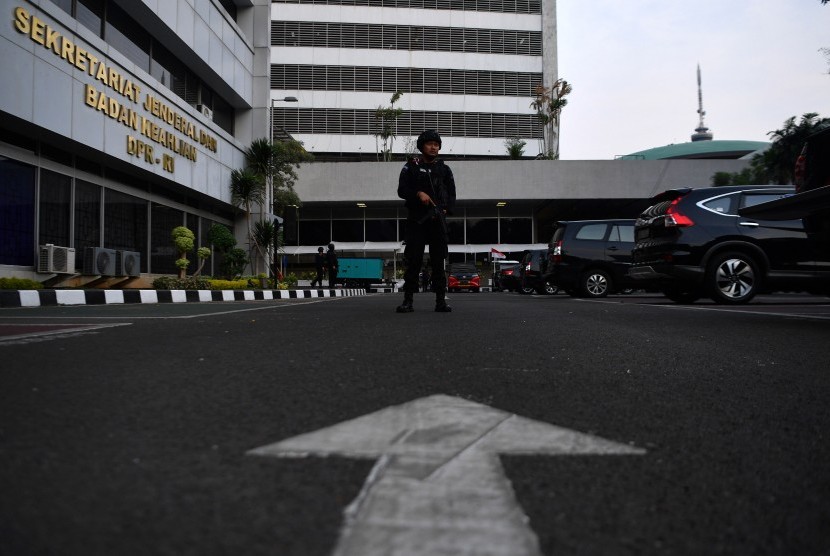 Personel Gegana Mabes Polri melakukan simulasi pengamanan jelang pelantikan presiden dan wakil presiden masa jabatan 2019-2024 di Kompleks Parlemen, Senayan, Jakarta, Sabtu (19/10/2019).