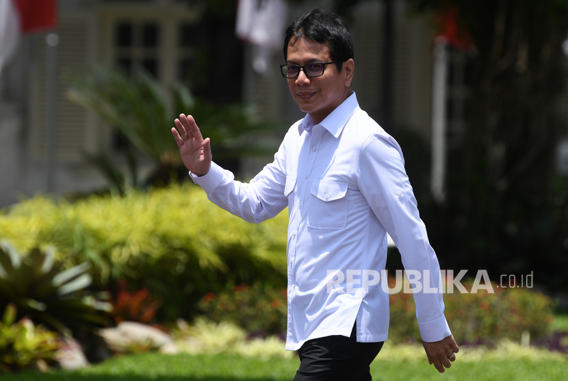 Pendiri NET TV Wishnutama melambaikan tangannya saat berjalan memasuki Kompleks Istana Kepresidenan, Jakarta, Senin (21/10/2019). 