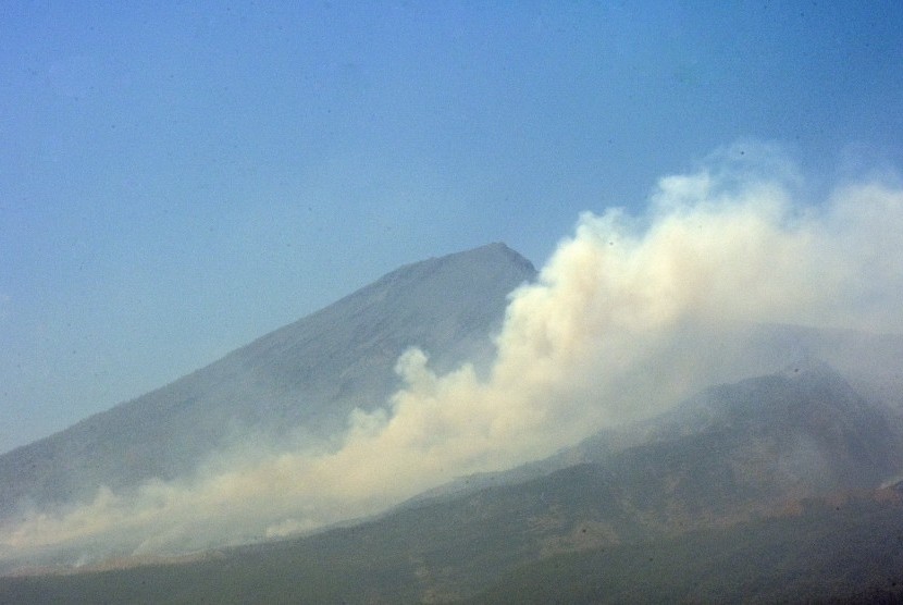 Asap kebakaran di kawasan hutan Pelawangan Senaru Gunung Rinjani. Ilustrasi