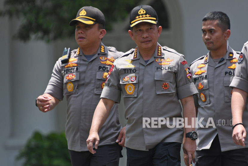 Kapolri Jenderal Pol Tito Karnavian (tengah) didampingi jajarannya berjalan memasuki Kompleks Istana Kepresidenan di Jakarta, Senin (21/10/2019). 