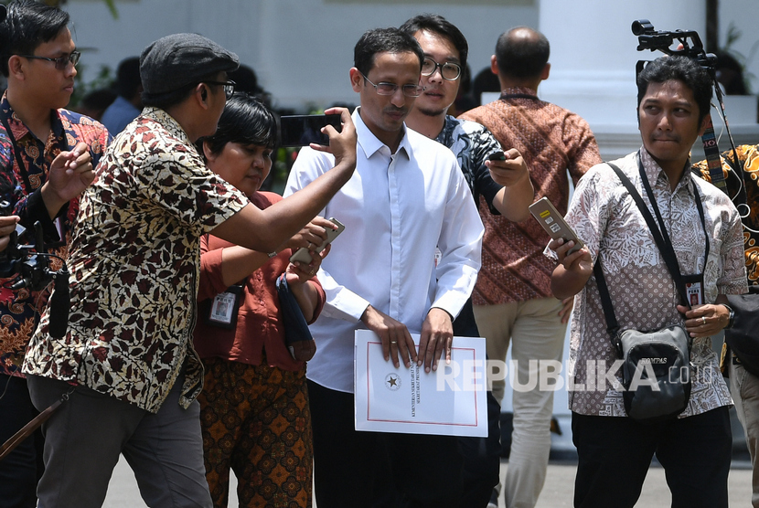 Salah satu pendiri yang juga CEO gojek Nadiem Makarim (tengah) meninggalkan Kompleks Istana Kepresidenan, Jakarta, Senin (21/10/2019).