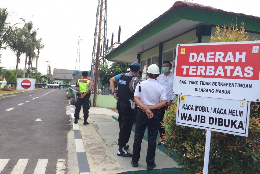  Densus 88 memeriksa Gardu Induk Tasikmalaya, Senin (21/10).  Pemeriksaan itu terkait penangkapan terduga teroris di Cirebon beberepa  waktu lalu. 
