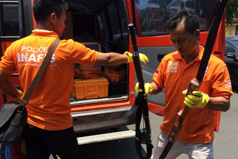 Sejumlah barang bukti diamankan oleh aparat kepolisian, Senin  (21/10). Barang bukti itu merupakan hasil pemeriksaan di Gardu Induk  Tasikmalaya terkait penangkaan terduga teroris di Cirebon beberapa waktu  lalu. 