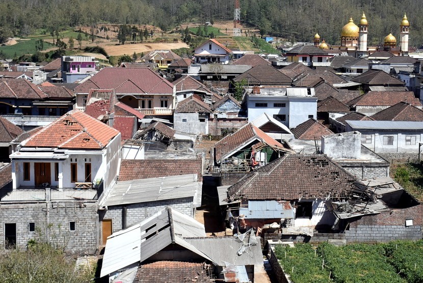 Suasana sejumlah atap rumah yang hancur usai diterjang angin kencang di Desa Sumber Brantas, Batu, Jawa Timur, Senin (21/10/2019).