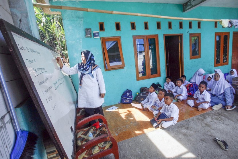 Mathlaul Anwar mengimbau siswa tak beraktivitas di luar rumah.  Ilustrasi siswa madrasah Mathlaul Anwar 