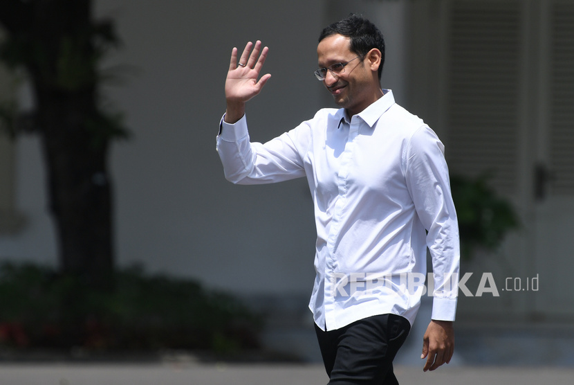 Salah satu pendiri yang juga CEO goJek Nadiem Makarim melambaikan tangannya saat berjalan memasuki Kompleks Istana Kepresidenan, Jakarta, Senin (21/10/2019).