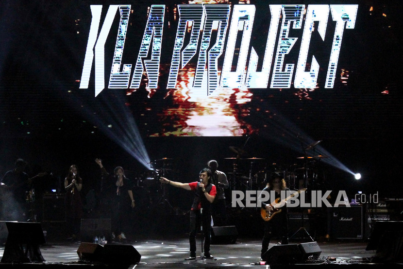 Grup band Kla Project tampil menghibur penonton saat konser.