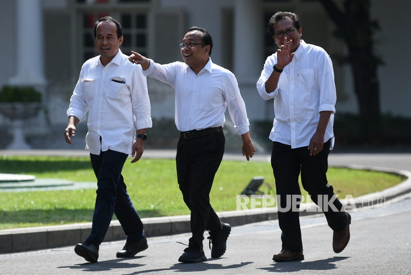 Menteri Sekretaris Negara Kabinet Kerja 2014-2019 Pratikno (tengah) bersama Komisaris Utama Adhi Karya Fadjroel Rachman (kanan) dan mantan Staf Khusus Presiden Nico Harjanto berjalan memasuki kompleks Istana Kepresidenan, Jakarta, Senin (21/10/2019).