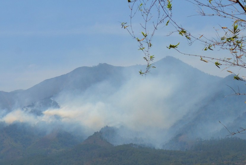Asap mengepul saat kebakaran hutan yang terjadi di Pegunungan Malabar, Kabupaten Bandung, Jawa Barat. 