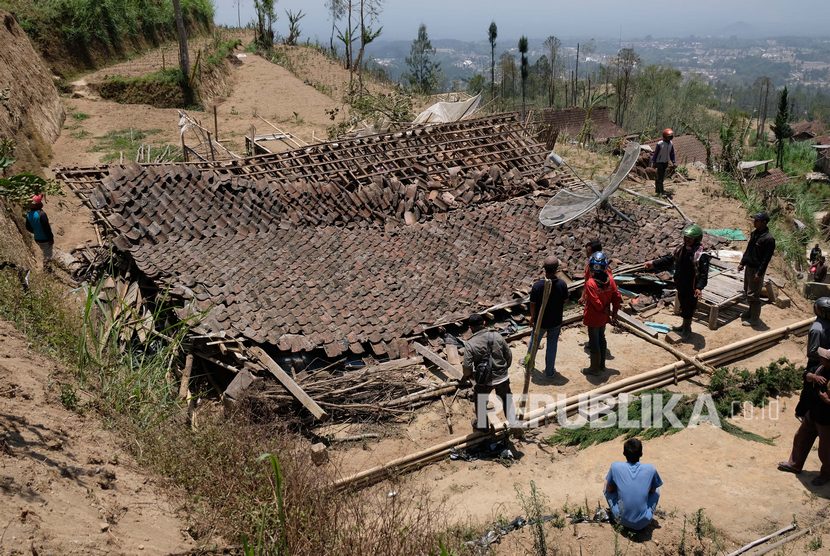 Sejumlah warga melihat rumah yang ambruk akibat angin kencang di kawasan kaki Gunung Merbabu, Desa Ketundan, Pakis, Magelang, Jawa Tengah, Senin (21/10/2019).