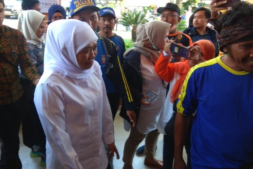 Gubernur Jawa Timur (Jatim), Khofifah Indar Parawansa mengunjungi posko pengungsian warga terdampak bencana angin di Balai Desa Punten, Bumiaji, Kota Batu, Senin (21/10).