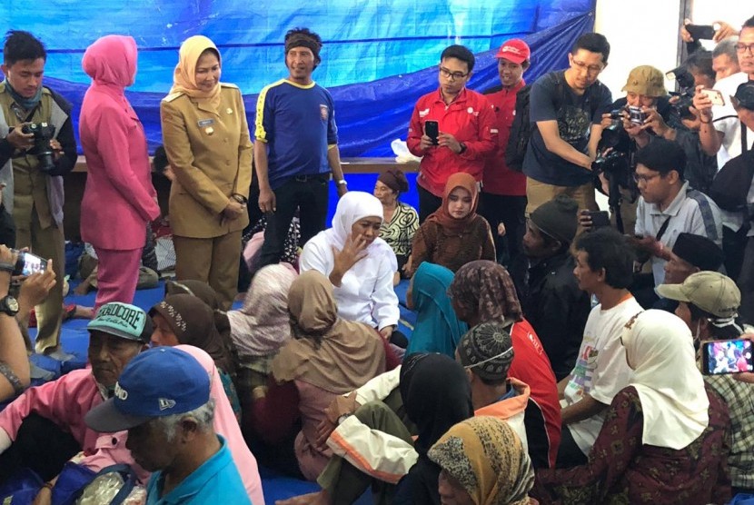 Gubernur Jawa Timur (Jatim), Khofifah Indar Parawansa mengunjungi posko pengungsian warga terdampak bencana angin di Balai Desa Punten, Bumiaji, Kota Batu, Senin (21/10).