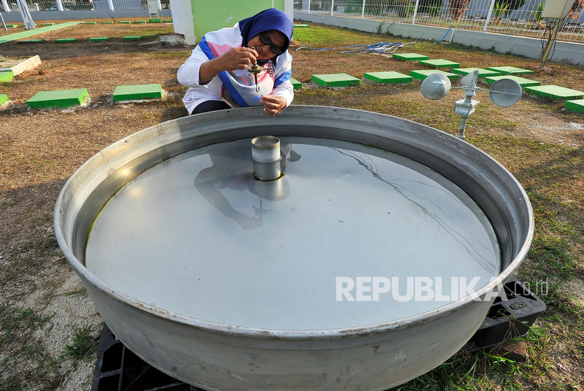 Petugas melihat alat ukur penguapan air (Open Pan Evaporimeter) di Laboratorium terbuka BMKG (Badan Meteorologi, Klimatologi dan Geofisika) Banten, di Serang, Senin (21/10/2019).