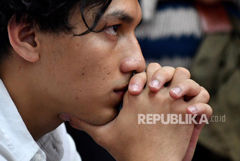 Aktor yang juga terdakwa kasus penyalahgunaan narkoba Jefri Nichol menunggu untuk menjalani sidang tuntutan di Pengadilan Negeri Jakarta Selatan, Senin (21/10/2019).