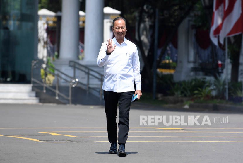 Politisi partai Golkar yang juga mantan Menteri Sosial Agus Gumiwang melambaikan tangan saat tiba di Kompleks Istana Kepresidenan di Jakarta, Selasa (22/10/2019).