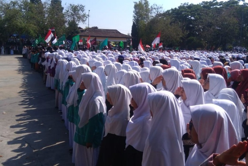 Puluhan Santri dari berbagai Pondok Pesantren se-Kabupaten Kuningan mengikuti apel Hari Santri Nasional di halaman Pendopo Paramarta