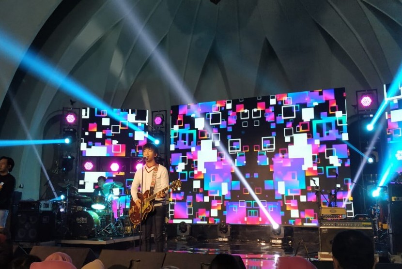 Aksi panggung D'Masiv, di Konser Kuy Music Festival di Kawasan Bisnis Sudirman, Jakarta Selatan, Senin (21/10) malam. 