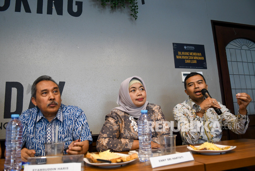 Koordinator ICW Adnan Topan Husodo (kanan) bersama Kepala Pusat Penelitian LIPI Syamsudin Haris (kiri) dan Ekonom Enny Sri Hartati (tengah) menjawab pertanyaan wartawan dalam diskusi yang bertajuk mencermati kabinet Jokowi Jilid II di Jakarta, Selasa (22/10/2019). 