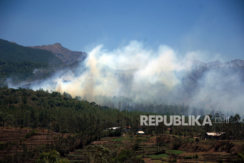 Asap dari lokasi kebakaran hutan pinus Malino, Kabupaten Gowa, Sulawesi Selatan, Selasa (22/10/2019). 