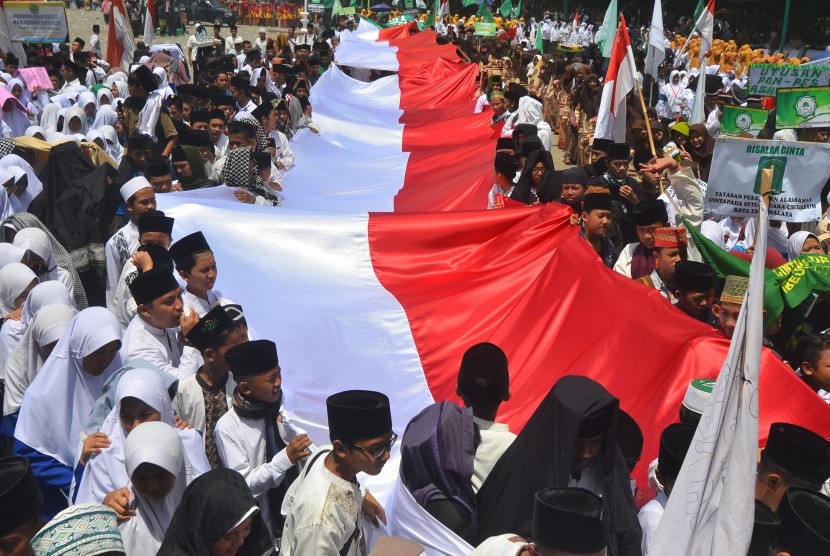 Sejumlah santri mengikuti Kirab Hari Santri Nasional 2019 di Lapang Dadaha, Kota Tasikmalaya, Jawa Barat, Selasa (22/10/2019).