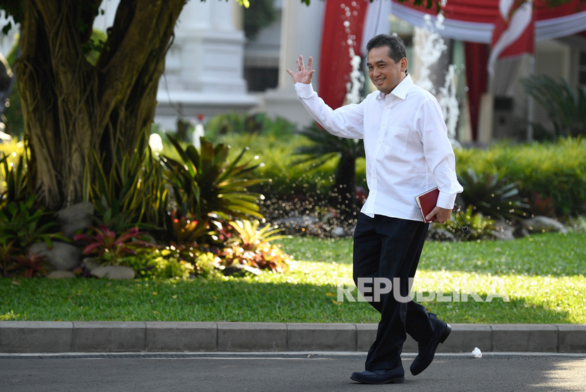 Ketum PB Ikatan Anggar seluruh Indonesia Agus Suparmanto tiba Kompleks Istana Kepresidenan di Jakarta, Selasa (22/10/2019). 