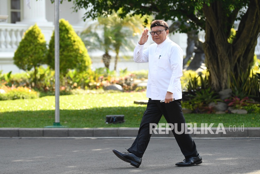 Mendagri periode 2014-2019 Tjahjo Kumolo tiba di Kompleks Istana Kepresidenan, di Jakarta, Selasa (22/10/2019).