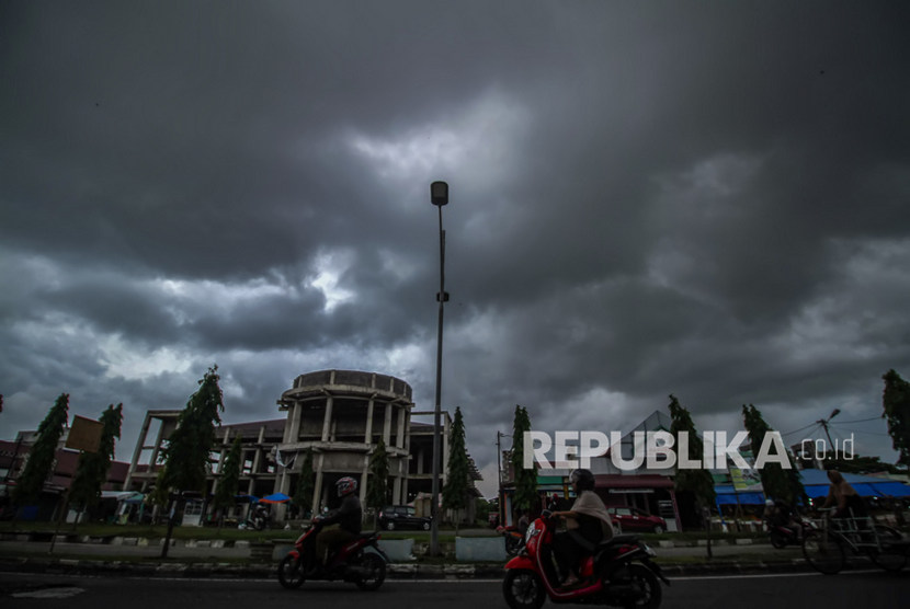 Awan hitam Cumulonimbus bergelayut di langit Kota Lhokseumawe, Provinsi Aceh.