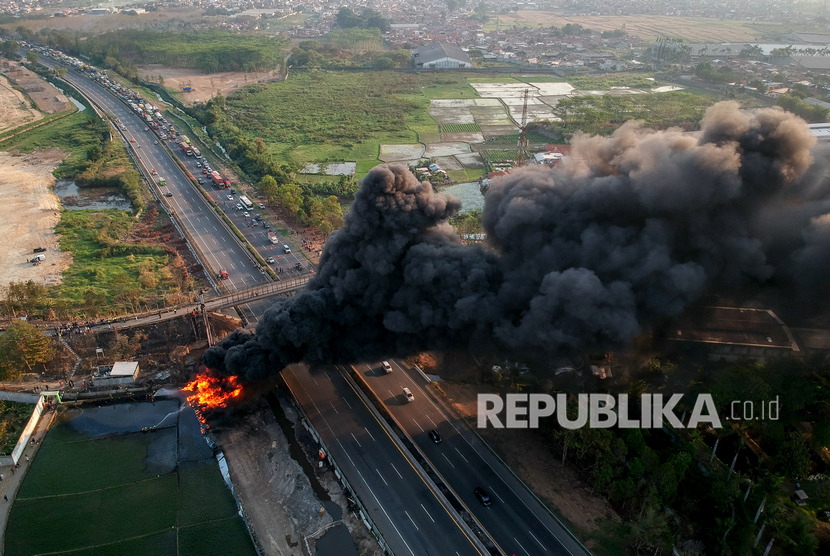 Foto udara kebakaran pipa minyak milik PT Pertamina di Melong, Cimahi, Jawa Barat, Selasa (22/10/2019).