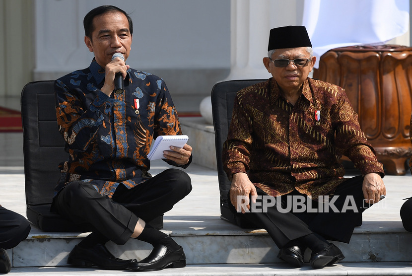 Presiden Joko Widodo (kiri) didampingi Wapres Ma'ruf Amin memperkenalkan jajaran menteri Kabinet Indonesia Maju di tangga beranda Istana Merdeka, Jakarta, Rabu (23/10/2019). 