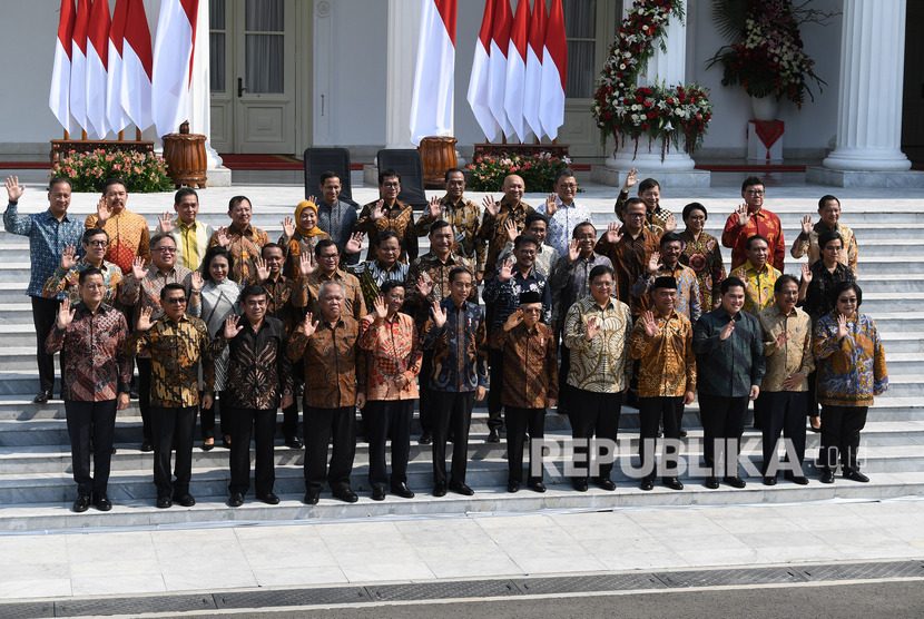 Presiden Joko Widodo didampingi Wapres Ma'ruf Amin memperkenalkan jajaran menteri Kabinet Indonesia Maju di tangga beranda Istana Merdeka, Jakarta, Rabu (23/10/2019).