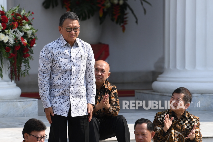 Arifin Tasrif diperkenalkan Presiden Joko Widodo sebagai Menteri ESDM saat pengumuman jajaran menteri Kabinet Indonesia Maju di tangga beranda Istana Merdeka, Jakarta, Rabu (23/10/2019).